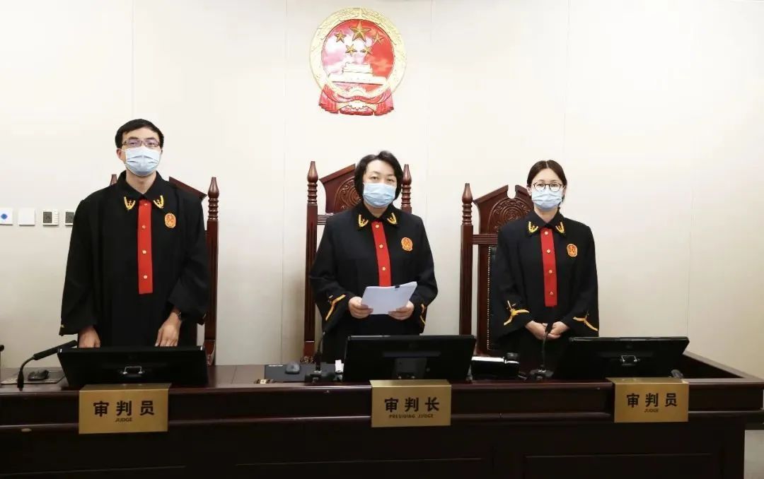 勞務承包人以偽造農民工工資、虛報賬目方式向建筑公司騙取工程款的，法院認定構成合同詐騙罪